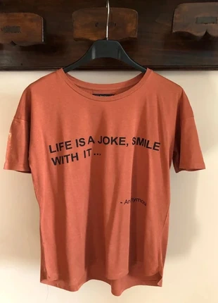 T-shirt stampa life, brand: Bershka, condizioni: Ottime, taglia: S / IT 40 / EU 36, €4.00, €4.90 include la Protezione acquisti