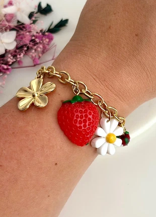Bracelet doré avec breloques fraises, fleurs et coccinelle - Acier Inoxydable, marca: Boutique Parisienne, estado: Muy bueno, 22,00 €, 23,80 € Protección al comprador Pro incluida