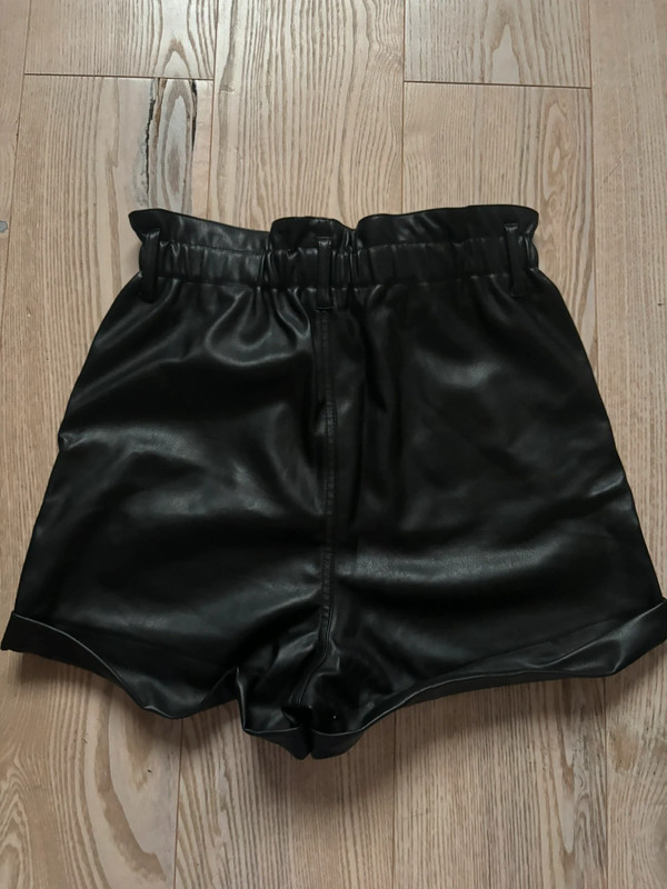 Short noir simili cuir 2