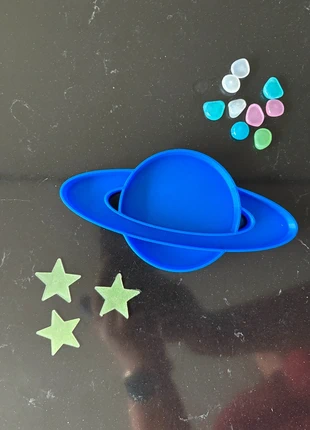 Nieuwe vulvorm planeet Saturnus, merk: SPACE, staat: Heel goed, maat: 3 jaar / 98 cm, € 3,95, € 4,85 inclusief Kopersbescherming Pro