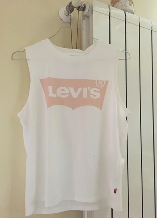 Canotta Levi’s originale con cartellino, brand: Levi's, condizioni: Nuovo con cartellino, taglia: S / IT 40 / EU 36, €10.00, €11.20 include la Protezione acquisti