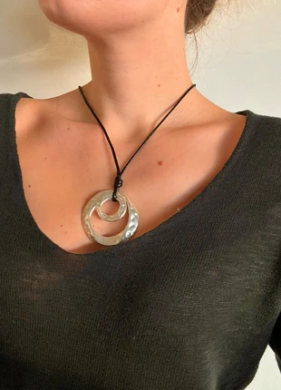 Necklace with silver round layered pendant on dark brown cord, staat: Nieuw zonder prijskaartje, € 15,00, € 16,45 inclusief Kopersbescherming