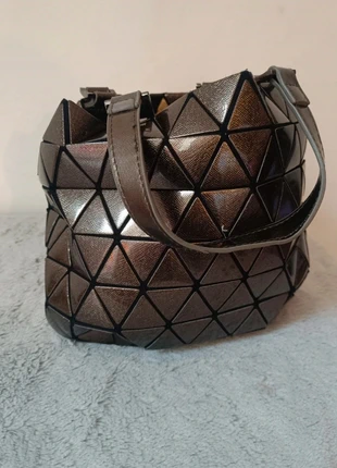 • Sac géométrique effet miroir bronze • Style Bao Bao Issey Miyake, zustand: Sehr gut, 17,00 €, 18,55 € inklusive Vinted-Käuferschutz
