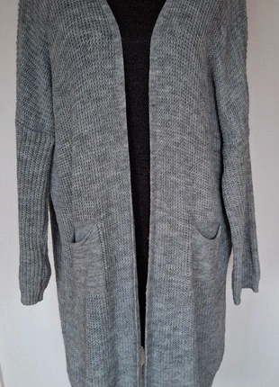 Zachte grijze lange gebreide cardigan met zakken, marque: Made In Italy, état: Très bon état, taille: XXL / 44 / 16, 8,00 €, 9,10 € Protection acheteurs incluse
