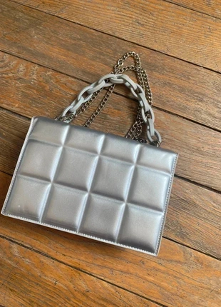 Sac à main matelassé argenté effet métallisé – chaîne argent et plastique gris, merk: pas de marque, staat: Heel goed, € 5,00, € 5,95 inclusief Kopersbescherming