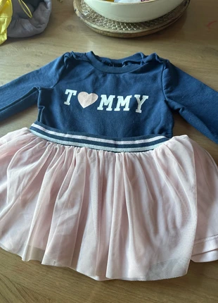 Robe tommy, marke: Tommy Hilfiger, zustand: Gut, größe: 24–36 Monate / 92, 15,00 €, 16,45 € inklusive Vinted-Käuferschutz