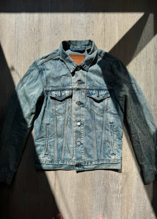 Veste en jean Lévis jamais portée, marca: Levi's, estado: Novo sem etiquetas, tamanho: S, €28.00, €30.10 inclui Proteção do Comprador