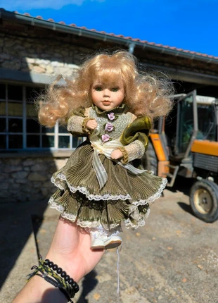 Petite poupée en porcelaine, condition: Very good, size: One size, €8.00, €9.10 includes Buyer Protection