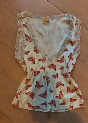 🦋 Vlinderprint top met kant van Urban Outfitters – maat S, merk: Urban Outfitters, staat: Heel goed, maat: S / 36 / 8, € 7,00, € 8,05 inclusief Kopersbescherming