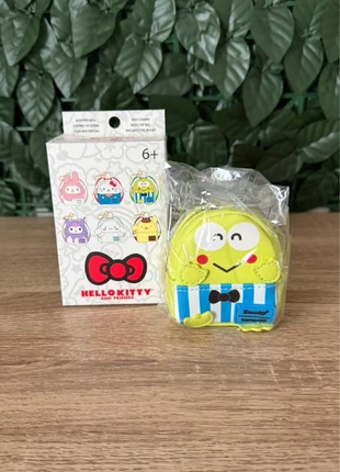 Porte clés mini sac à dos loungefly hello kitty and friends keroppi, marca: Loungefly, estado: Novo com etiquetas, €16.00, €17.50 inclui Proteção do Comprador Pro