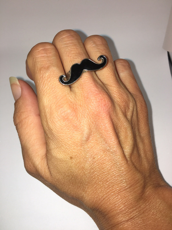 Bague moustache jennyfer Vinted