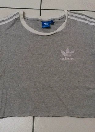 Tee shirt Crop Top Adidas Gris taille M, marke: adidas, zustand: Sehr gut, größe: M / 38 / 10, 7,00 €, 8,05 € beinhaltet Vinted-Käuferschutz Pro