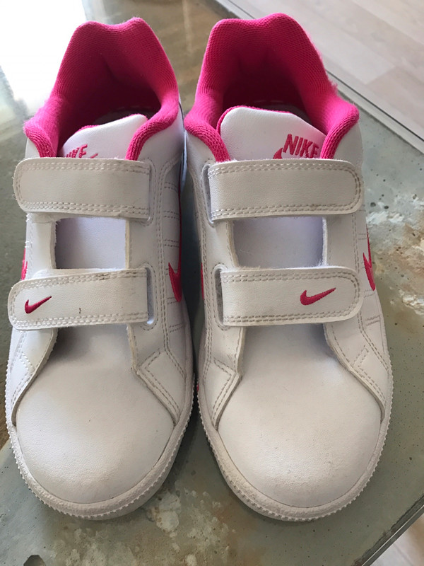 Baskets Nike blanche et rose fluo 1