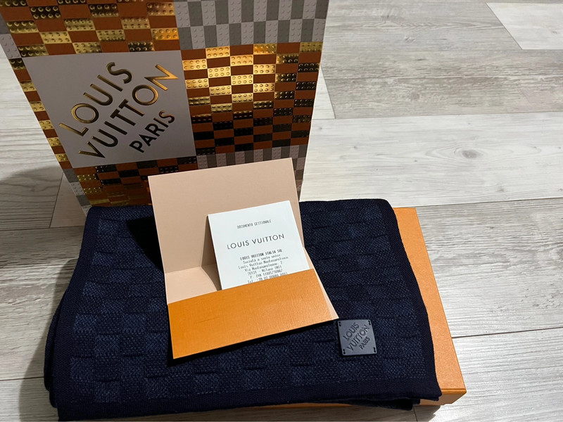 Sciarpa Louis Vuitton grigia - Vinted