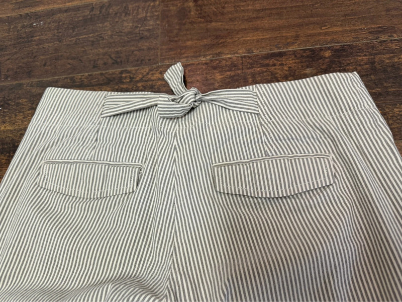 Gap pin stripe cropped chino pants size 8 4
