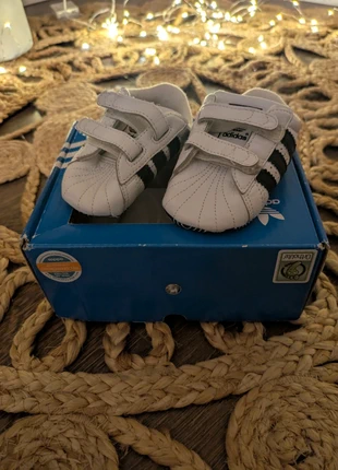 Baskets adidas bébé, marke: adidas, zustand: Neu, größe: 16, 5,00 €, 5,95 € inklusive Vinted-Käuferschutz