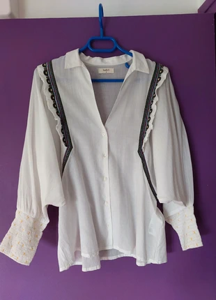 Chemise Bash manches bouffantes avec broderies très bon état, marke: Ba&sh, zustand: Sehr gut, größe: M / 38 / 10, 40,00 €, 42,70 € inklusive Vinted-Käuferschutz