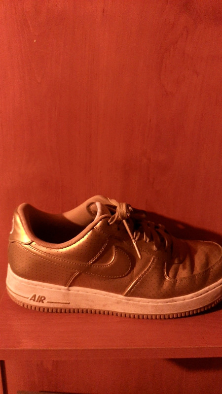 Zapatillas Nike Air Force 1 color oro. Gama alta. Precio nuevo euros. -