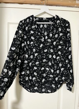 Chemise/blouse à fleurs couleur noir taille 36 très bon état, marque: la réserve des femmes, état: Neuf sans étiquette, taille: S / 36 / 8, 10,00 €, 11,20 € Protection acheteurs incluse