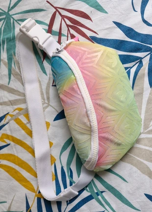 Banane Adidas multicolore pastel, merk: adidas, staat: Heel goed, € 20,00, € 21,70 inclusief Kopersbescherming