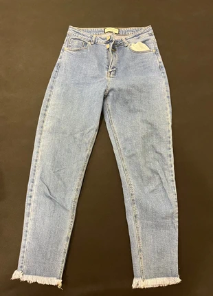 Calças de Ganga Azuis Corte Afunilado com Bainha Rasgada - Tamanho S, marca: colorful premium, estado: Muito bom, tamanho: S / 36 / 8, €8.00, €9.10 inclui Proteção do Comprador