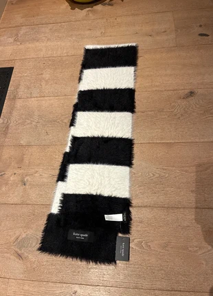 Kate Spade zwart witte “fuzzy” shawl/scarf, merk: Kate Spade, staat: Nieuw met prijskaartje, € 39,50, € 42,18 inclusief Kopersbescherming