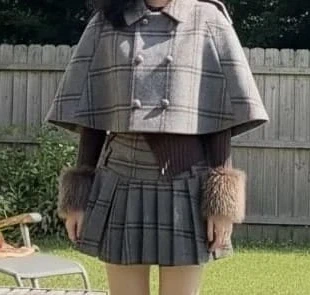 Ensemble vintage chic écossais gris – Cape courte et jupe plissée élégante, Taille S, marke: Maison Deloria, zustand: Sehr gut, größe: S / 36 / 8, 79,90 €, 84,60 € beinhaltet Vinted-Käuferschutz Pro