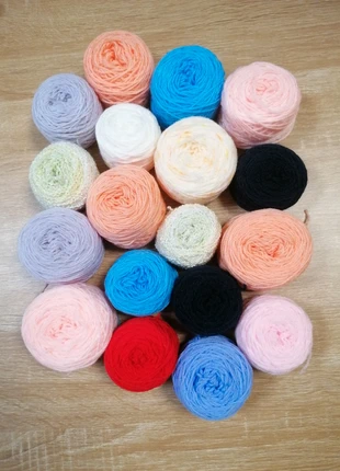 (lot 21) 300gr de fond de pelotes, brand: LAINE, condizioni: Nuovo senza cartellino, €3.50, €4.38 include la Protezione acquisti