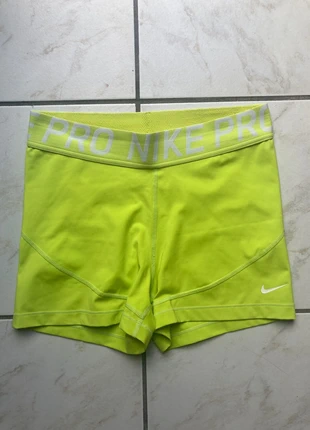 Short nike pro taille L couleur jaune, marque: Nike, état: Très bon état, taille: L / 40 / 12, 15,00 €, 16,45 € Protection acheteurs (Pro) incluse