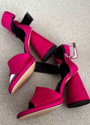 Fuchsia sandalen met blokhak van echte suède leer nieuw! , merk: neslihan canpolat, staat: Nieuw met prijskaartje, maat: 36.5, € 50,00, € 53,20 inclusief Kopersbescherming