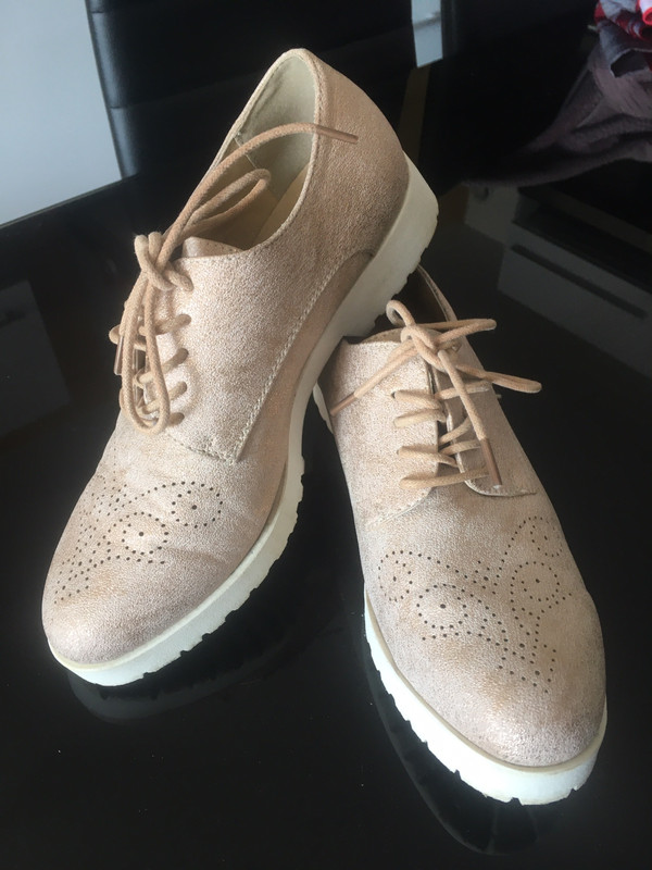 Chaussures lacets rose nacr e. Marque Miss Liberto Pointure 38