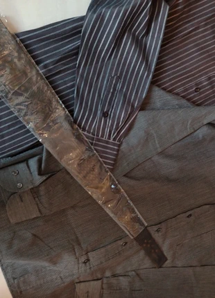 Camicia da uomo a righe taglia 41 ed una cravatta, marque: Vintage Dressing, état: Très bon état, taille: 41 cm, 16,00 €, 17,50 € Protection acheteurs incluse