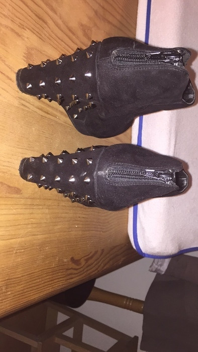 chaussures à talons compensés noires à clous argentés 2