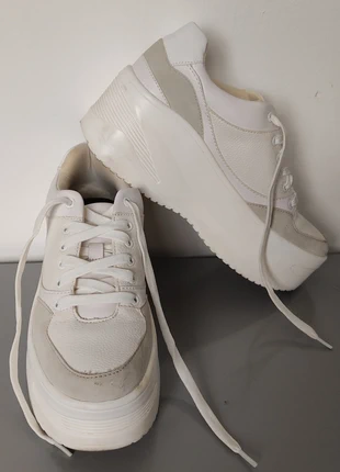 Ref: DP01 Deportivas blancas Bershka con plataforma, marca: Bershka, estado: Bueno, tamaño: 39, 7,00 €, 7,35 € Protección al comprador incluida