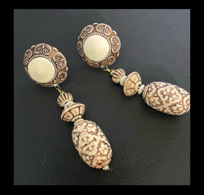 Vintage acrylic Boho cream beaded dangling Pierced earrings 2