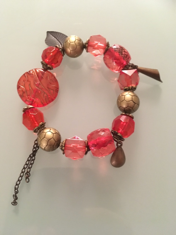 Bracelet rouge perles et breloques  1