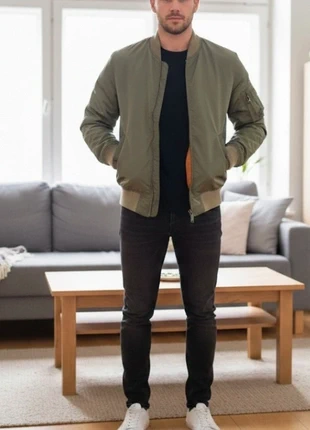 Giacca modello bomber verde militare, brand: Alpha Industries, condizioni: Ottime, taglia: M, €75.00, €79.45 include la Protezione acquisti