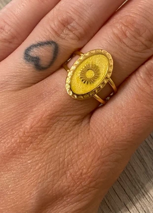 Bague ajustable doré médaillon pièce soleil jaune pailletée en acier inoxydable, marke: Boutique Parisienne, zustand: Sehr gut, größe: Größenverstellbar, 8,00 €, 9,10 € beinhaltet Vinted-Käuferschutz Pro