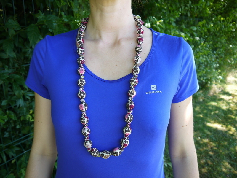 collier sautoir en perles de bois recouvertes de tissu motif floral