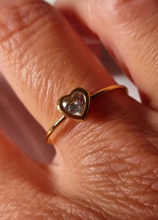 Anello a forma di cuore con pietra in acciaio placcato oro. Regolabile., condizioni: Nuovo senza cartellino, taglia: Regolabile, €7.90, €9.00 include la Protezione acquisti