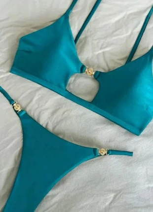 Bikini bijou turquoise effet satiné | style y2k, chic & minimaliste, marque: Lumaé Studio, état: Très bon état, taille: S / 36 / 8, 25,99 €, 27,99 € Protection acheteurs incluse