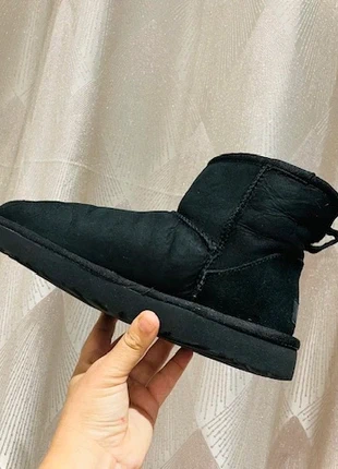 Ugg mini noir taille 38 en très bon état, marque: UGG, état: Très bon état, taille: 38, 45,00 €, 47,95 € Protection acheteurs incluse