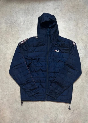 Doudoune légère FILA bleu marine, capuche, taille M, bandes logo, très bon état, merk: FILA, staat: Heel goed, maat: M, € 15,00, € 16,45 inclusief Kopersbescherming