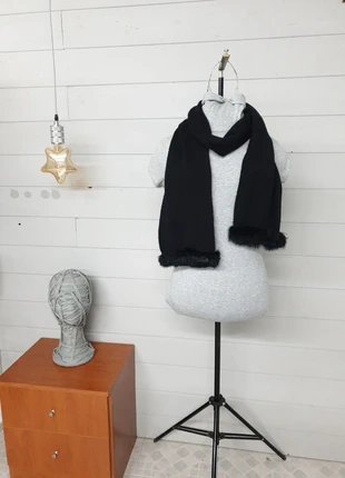 Bufanda negra con piel sintética, estado: Muy bueno, 6,00 €, 7,00 € Protección al comprador incluida