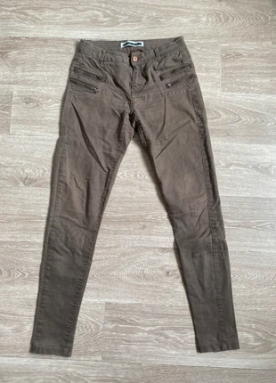 Pantalon fin ‘Noisy May’ gris, merk: Noisy May, staat: Heel goed, maat: S / 36 / 8, € 4,00, € 4,90 inclusief Kopersbescherming