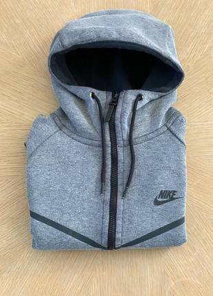 Veste nike tech grise, marque: Nike, état: Très bon état, taille: S, 33,00 €, 35,35 € Protection acheteurs incluse