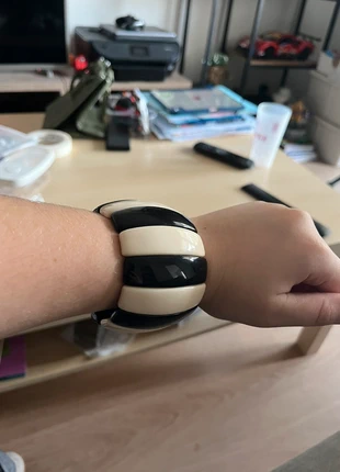 Gros bracelet noir et blanc/beige en plastique élastique, marque: Inconnu, état: Très bon état, 2,00 €, 2,80 € Protection acheteurs incluse