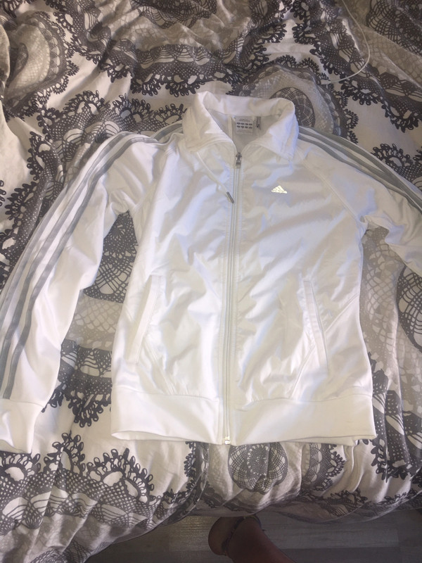 Veste adidas blanche avec des bande grise | Vinted