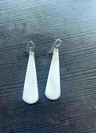 Boucles d'oreilles pendantes - matière corne de zébu couleur blanc cassé / crème, marque: Fabrication Artisanale, état: Neuf sans étiquette, 6,90 €, 7,95 € Protection acheteurs incluse