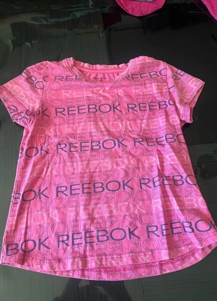 Tee-shirt, marke: Reebok, zustand: Gut, größe: 7 Jahre / 122, 2,00 €, 2,80 € inklusive Vinted-Käuferschutz